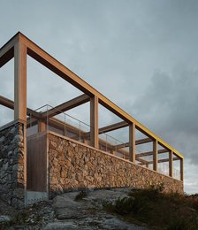 Symetrický dům na ostrově se kryje kameny