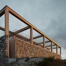 Symetrický dům na ostrově se kryje kameny