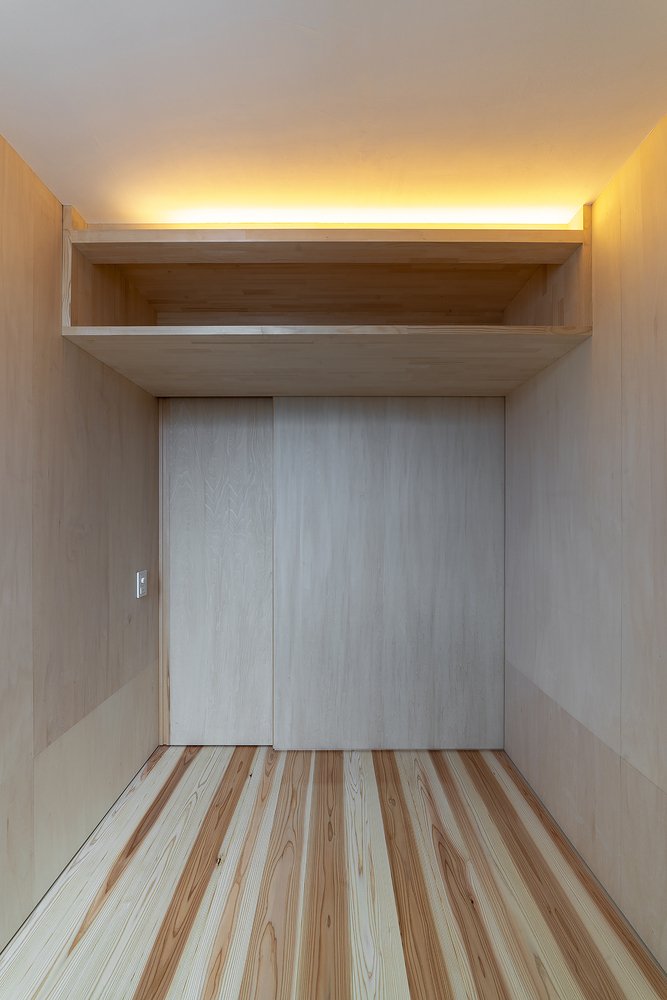 Krabice z Akashi? Dokonale kompaktní dům má tři nádvoří a utápí se ve světle