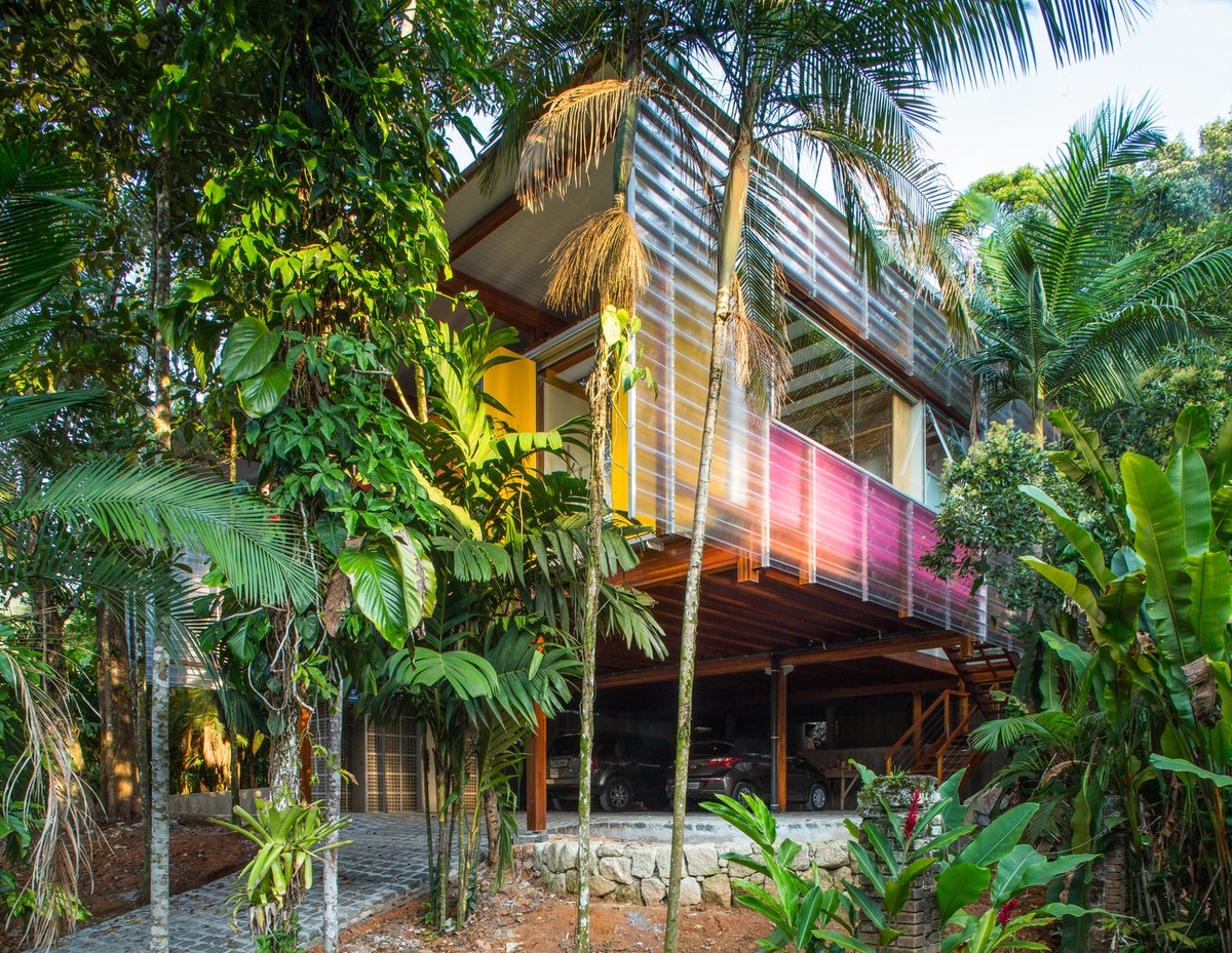Rychlá stavba v tropech: sklolaminát, glulam a prefabrikáty