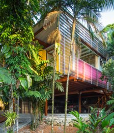Rychlá stavba v tropech: sklolaminát, glulam a prefabrikáty