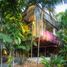 Rychlá stavba v tropech: sklolaminát, glulam a prefabrikáty
