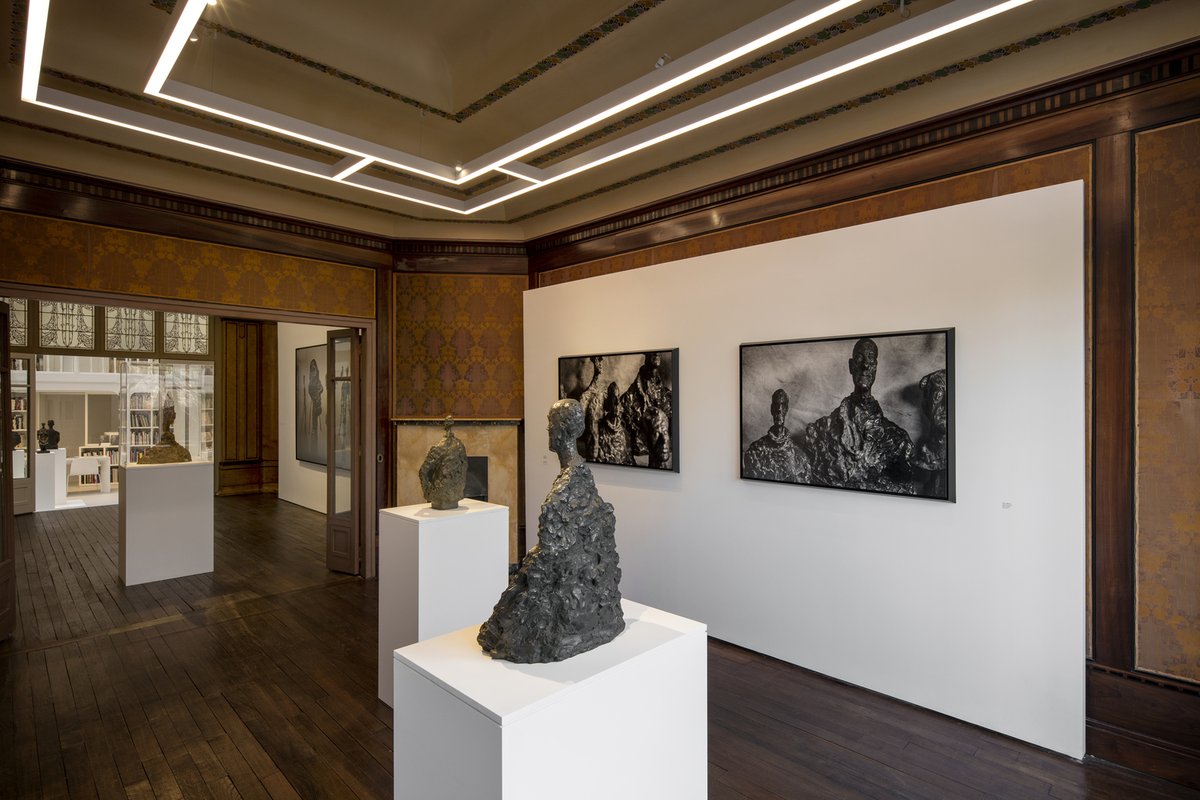 Expozice v Institut Giacometti vypadá, jako by si mistr jen odskočil na cigaretu
