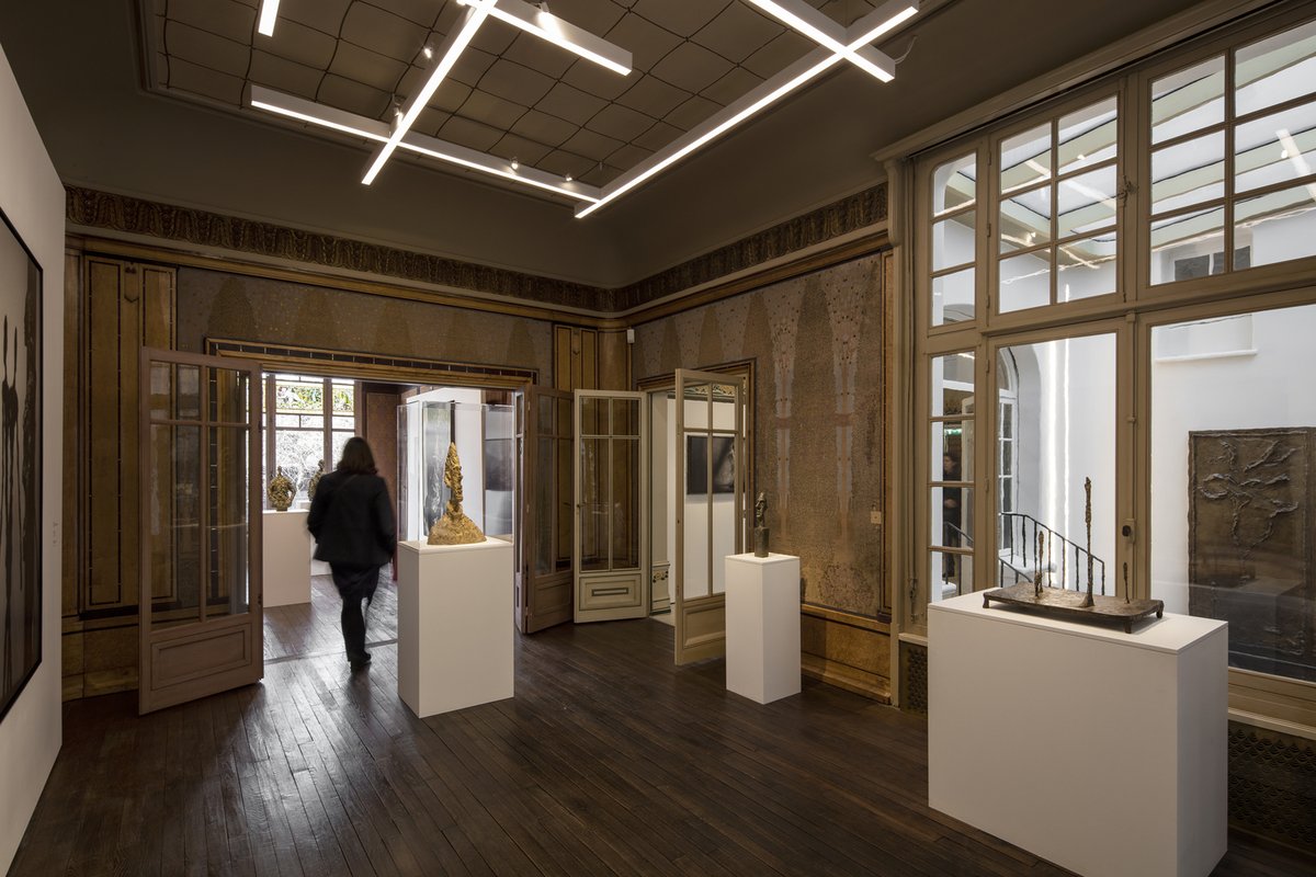 Expozice v Institut Giacometti vypadá, jako by si mistr jen odskočil na cigaretu