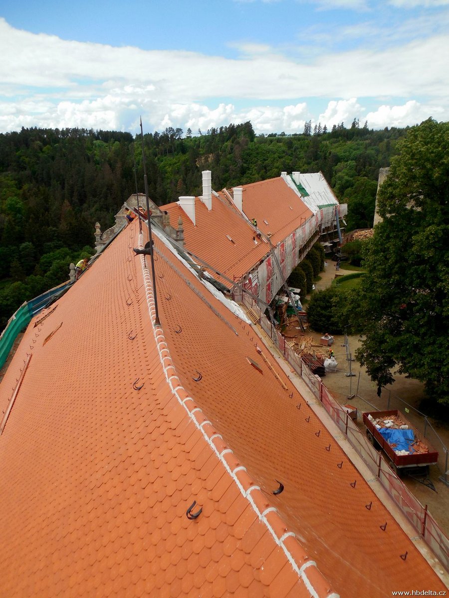 Rekonstrukce střech státního hradu Bítov