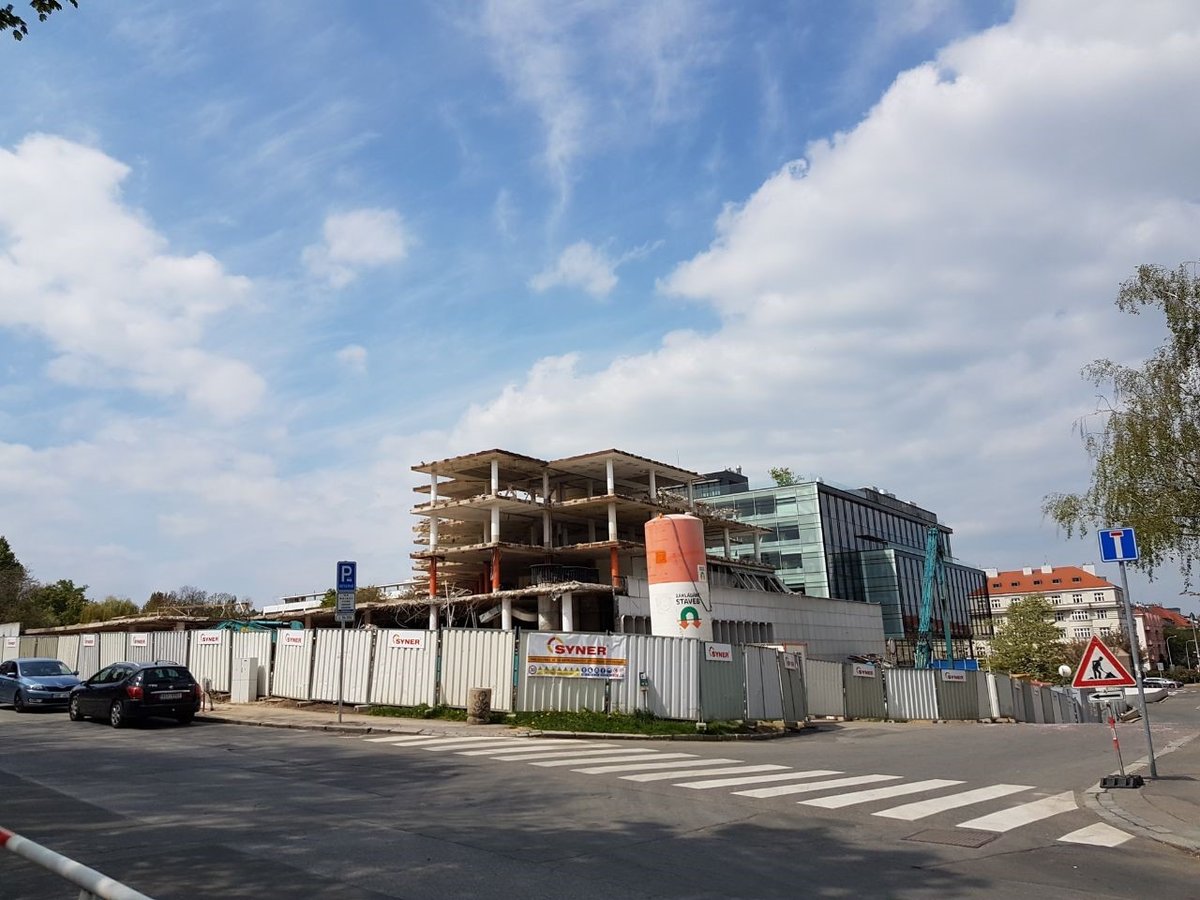 Demolice budovy telefonní ústředny v pražských Dejvicích
